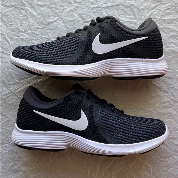 NWT Nike Revolution 4 - Picture 2 of 8